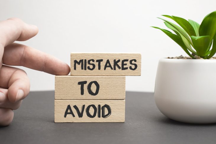 wooden bricks with a sign 'mistakes to avoid'
